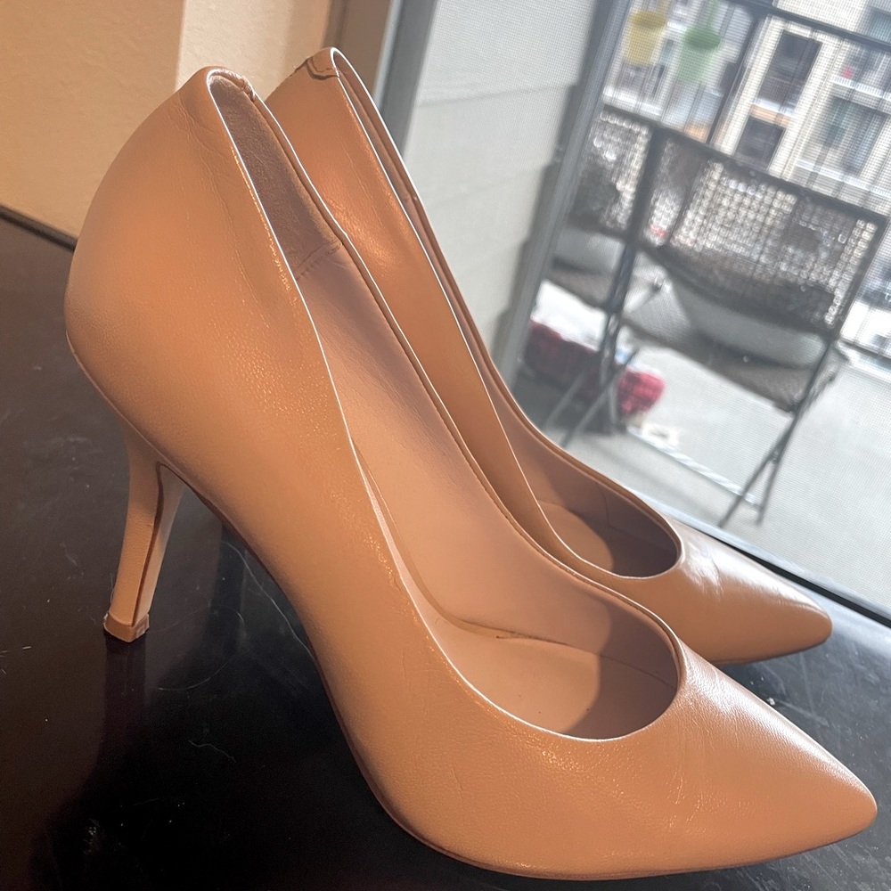 Nine West nude heels. Size 7.